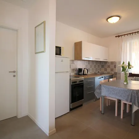 Apartment Samara Fuer 4 Personen In Strandnaehe Porec